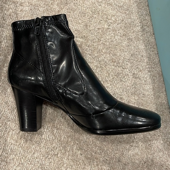 Women’s size 5 black patent leather ankle boots.  Side zipper.  Never worn. - Picture 3 of 9